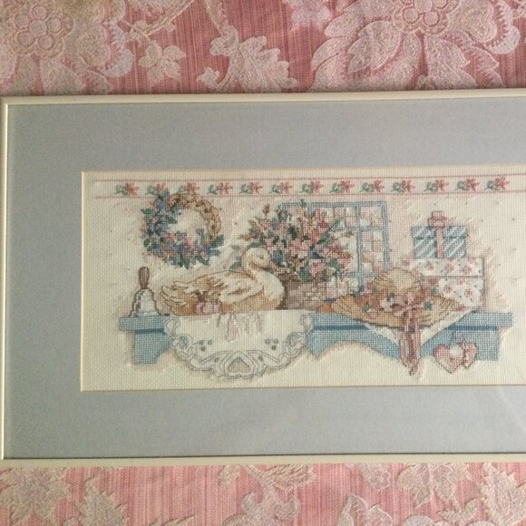 Vintage needlepoint swan flowers with Larson Juhl frame wall hanging home decor - Picture 1 of 3